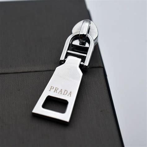 chi vende prada contraffatte e come riconoscerle|prada zippers.